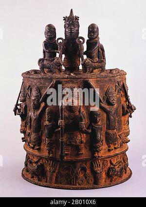 Nigeria : autel Edo en bronze du Royaume du Bénin, du XVIIe au XVIIIe siècle. L'Empire du Bénin (1440–1897) était un État africain précolonial dans ce qui est maintenant le Nigeria moderne. Il ne faut pas la confondre avec le pays moderne appelé Bénin (anciennement appelé Dahomey). Banque D'Images