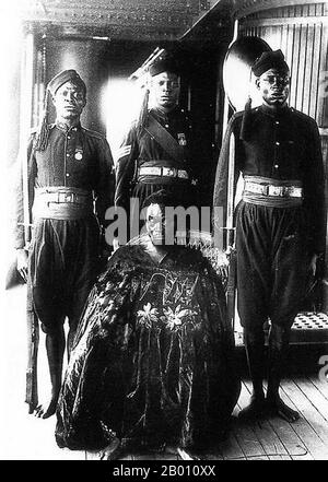 Nigéria: L'Oba du Bénin. Photo de Jonathan Adagogo Green (1873-1905), 1897. Ovonramwen Nogbaisi (1857-1914), également connu sous le nom d'Overami, était l'Oba (roi) du Royaume du Bénin jusqu'à l'expédition punitive britannique de 1897 qui a vu la fin de l'indépendance du Bénin. Il meurt en exil en 1914. Banque D'Images