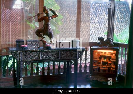 Thaïlande: Balcon de la chambre principale, avec des figures birmanes, Jim Thompson House, Bangkok. La maison Jim Thompson est un musée à Bangkok. C'est un complexe de diverses anciennes structures thaïlandaises que l'homme d'affaires américain Jim Thompson a recueillies dans toutes les parties de la Thaïlande dans les années 1950 et 1960. James (Jim) Harrison Wilson Thompson (né le 21 mars 1906 à Greenville, Delaware - inconnu) était un homme d'affaires américain qui a contribué à revitaliser l'industrie de la soie thaïlandaise dans les années 1950-1960. Ancien officier du renseignement militaire américain, Thompson a mystérieusement disparu en randonnée en Malaisie en 1967. Banque D'Images