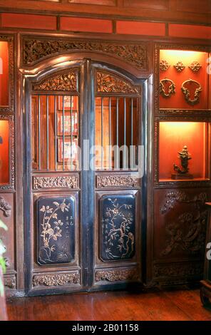 Thaïlande: Les portes d'un ancien magasin de prêt-à-vue de China Town mènent aux quartiers privés de Jim Thompson, Bangkok. La maison Jim Thompson est un musée à Bangkok. C'est un complexe de diverses anciennes structures thaïlandaises que l'homme d'affaires américain Jim Thompson a recueillies dans toutes les parties de la Thaïlande dans les années 1950 et 1960. James (Jim) Harrison Wilson Thompson (né le 21 mars 1906 à Greenville, Delaware - inconnu) était un homme d'affaires américain qui a contribué à revitaliser l'industrie de la soie thaïlandaise dans les années 1950 et 1960. Ancien officier du renseignement militaire américain, Thompson a mystérieusement disparu en randonnée en Malaisie en 1967. Banque D'Images