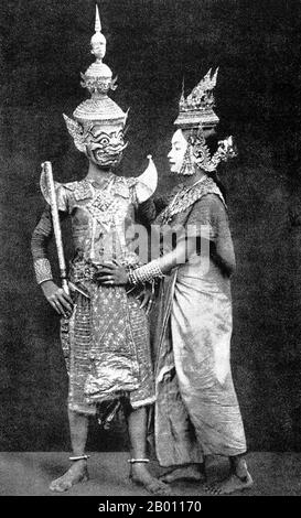 Thaïlande: Deux acteurs siamois jouent à Thotsakan et à son épouse, Nang Munto, de la pièce 'Ramakien', c. 1900. Les Siamois étaient des amateurs de théâtre au tournant du XXe siècle. Le MIME, la danse, les pièces de théâtre et la marionnette étaient tous très populaires. Beaucoup de pièces de théâtre impliquaient des danseurs, la plupart du temps des femmes, qui se sont adorés dans les bijoux et ont exposé les mouvements de la lithe représentant la beauté et la flexibilité, en particulier en se pliant les doigts vers l'arrière. Les pièces les plus courantes ont été appelées ‘khon’, qui présentent essentiellement des scènes du ‘Ramakien’, la version thaï de l’épopée hindoue ‘le Ramayana’. Banque D'Images