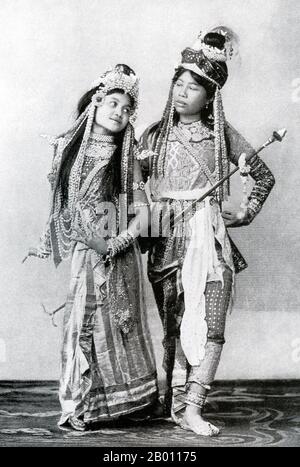 Thaïlande: Jeunes acteurs d'un théâtre à Siam, c. 1900. Les Siamois étaient des amateurs de théâtre au tournant du XXe siècle. Le MIME, la danse, les pièces de théâtre et la marionnette étaient tous très populaires. Beaucoup de pièces de théâtre impliquaient des danseurs, la plupart du temps des femmes, qui se sont adorés dans les bijoux et ont exposé les mouvements de la lithe représentant la beauté et la flexibilité, en particulier en se pliant les doigts vers l'arrière. Les pièces les plus courantes ont été appelées ‘khon’, qui présentent essentiellement des scènes du ‘Ramakien’, la version thaï de l’épopée hindoue ‘le Ramayana’. Banque D'Images