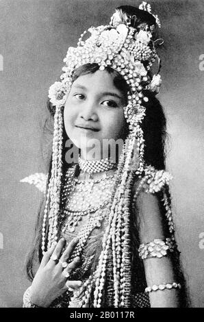 Thaïlande: Une jeune actrice siamoise, c. 1900. Les Siamois étaient des amateurs de théâtre au tournant du XXe siècle. Le MIME, la danse, les pièces de théâtre et la marionnette étaient tous très populaires. Beaucoup de pièces de théâtre impliquaient des danseurs, la plupart du temps des femmes, qui se sont adorés dans les bijoux et ont exposé les mouvements de la lithe représentant la beauté et la flexibilité, en particulier en se pliant les doigts vers l'arrière. Les pièces les plus courantes ont été appelées ‘khon’, qui présentent essentiellement des scènes du ‘Ramakien’, la version thaï de l’épopée hindoue ‘le Ramayana’. Banque D'Images
