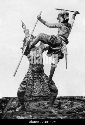 Thaïlande: Deux acteurs de théâtre siamois présentent une scène de combat entre Thotsakan et Hanuman dans la pièce «Ramakien», c. 1900. Les Siamois étaient des amateurs de théâtre au tournant du XXe siècle. Le MIME, la danse, les pièces de théâtre et la marionnette étaient tous très populaires. Beaucoup de pièces de théâtre impliquaient des danseurs, la plupart du temps des femmes, qui se sont adorés dans les bijoux et ont exposé les mouvements de la lithe représentant la beauté et la flexibilité, en particulier en se pliant les doigts vers l'arrière. Les pièces les plus courantes ont été appelées ‘khon’, qui présentent essentiellement des scènes du ‘Ramakien’, la version thaï de l’épopée hindoue ‘le Ramayana’. Banque D'Images