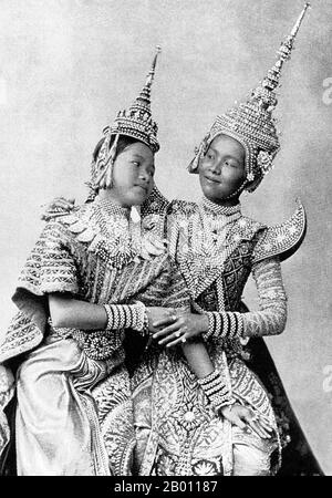 Thaïlande: Une scène d'amour d'une pièce de théâtre siamois, c. 1900. Les Siamois étaient des amateurs de théâtre au tournant du XXe siècle. Le MIME, la danse, les pièces de théâtre et la marionnette étaient tous très populaires. Beaucoup de pièces de théâtre impliquaient des danseurs, la plupart du temps des femmes, qui se sont adorés dans les bijoux et ont exposé les mouvements de la lithe représentant la beauté et la flexibilité, en particulier en se pliant les doigts vers l'arrière. Les pièces les plus courantes ont été appelées ‘khon’, qui présentent essentiellement des scènes du ‘Ramakien’, la version thaï de l’épopée hindoue ‘le Ramayana’. Banque D'Images