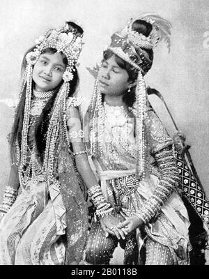 Thaïlande: Une scène d'amour d'une pièce de théâtre à Siam, c. 1900. Les Siamois étaient des amateurs de théâtre au tournant du XXe siècle. Le MIME, la danse, les pièces de théâtre et la marionnette étaient tous très populaires. Beaucoup de pièces de théâtre impliquaient des danseurs, la plupart du temps des femmes, qui se sont adorés dans les bijoux et ont exposé les mouvements de la lithe représentant la beauté et la flexibilité, en particulier en se pliant les doigts vers l'arrière. Les pièces les plus courantes ont été appelées ‘khon’, qui présentent essentiellement des scènes du ‘Ramakien’, la version thaï de l’épopée hindoue ‘le Ramayana’. Banque D'Images