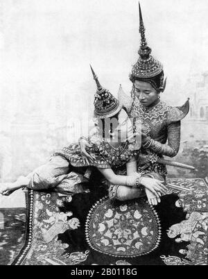 Thaïlande: Deux acteurs de théâtre jouent une scène d'amour à partir d'un drame siamois, c. 1900. Les Siamois étaient des amateurs de théâtre au tournant du XXe siècle. Le MIME, la danse, les pièces de théâtre et la marionnette étaient tous très populaires. Beaucoup de pièces de théâtre impliquaient des danseurs, la plupart du temps des femmes, qui se sont adorés dans les bijoux et ont exposé les mouvements de la lithe représentant la beauté et la flexibilité, en particulier en se pliant les doigts vers l'arrière. Les pièces les plus courantes ont été appelées ‘khon’, qui présentent essentiellement des scènes du ‘Ramakien’, la version thaï de l’épopée hindoue ‘le Ramayana’. Banque D'Images