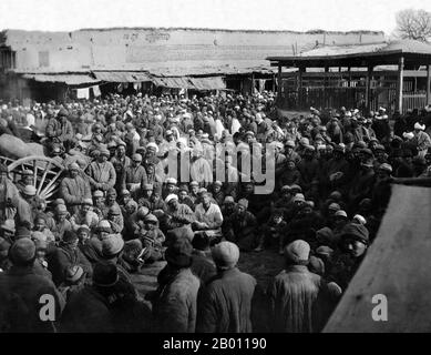 Chine : une foule écoutant un conteur, bazar de Kashgar, Xinjiang. Photographie du botaniste néerlandais Frank Nicholas Meyer (1875-1918), 1911. La première mention de Kashgar a lieu lorsqu'un envoyé de la dynastie chinoise Han (206 BCE – 220 ce) a voyagé sur la route de la soie du Nord pour explorer des terres à l'ouest. Une autre mention précoce de Kashgar est au cours de l'ancien Han (également connu sous le nom de la dynastie occidentale de Han), quand en 76 BCE les Chinois ont conquis les Xiongnu, Yutian (Kholan), Sulei (Kashgar), et un groupe d'États dans le bassin de Tarim presque jusqu'au pied des montagnes de Tian Shan. Banque D'Images