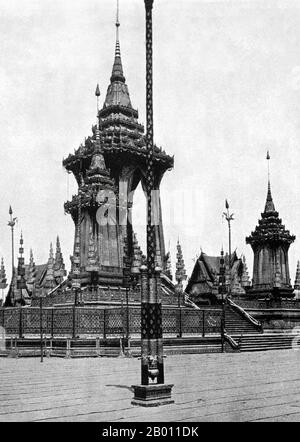 Thaïlande : monuments temporaires érigés pour les funérailles du roi Chulalongkorn à Bangkok en mars 1911. Des pavillons élaborés et des temples bouddhistes sont traditionnellement construits spécialement pour les funérailles royales à Siam. Le corps du défunt a été embaumé et conservé pendant la construction du site de crémation. Les rites funéraires et une période de deuil pourraient prendre des mois, voire un an, avant que les funérailles n'aient lieu. Le corps embaumé a ensuite été placé dans une position agenouillée dans une urne d'or sur un haut bier à l'intérieur d'un édifice orné à incinérer. Banque D'Images