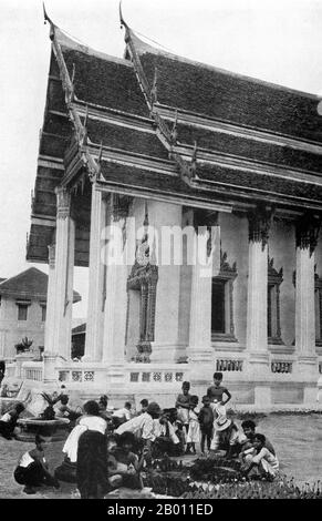 Thaïlande: Les bouddhistes siamois se réunissent pour poser la fondation d'un chedi dans la cour de Wat Anong à Bangkok, à la fin du XIXe siècle. Près de 95 pour cent de la population thaïlandaise sont des bouddhistes theravada, bien que beaucoup affirment que le bouddhisme siamois s'est intégré aux croyances populaires animistes ainsi qu'aux religions chinoises. Le bouddhisme thaïlandais était basé sur le mouvement religieux fondé au 6ème siècle av. J.-C. par Siddhartha, plus tard connu sous le nom de Bouddha, qui a exhorté le monde à abandonner les extrêmes de la sensualité et de l'auto-mortification et à suivre la voie du milieu éclairée. Banque D'Images