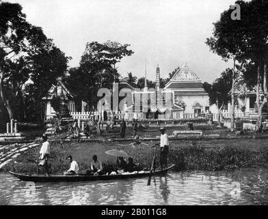 Thaïlande: Un petit bateau à passagers à l'extérieur d'un temple bouddhiste près de Bangkok, c. 1900. Au tournant du XXe siècle, la grande majorité des Siamois étaient des riziculteurs qui vivaient et travaillaient le long des cours d'eau. Chaque ménage avait un bateau, dont environ 600,000 navigué sur les canaux et les rivières de Bangkok. L'aviron a été fait de l'arrière du bateau. La plupart des maisons étaient en bois et en bambou, et ont été construites sur pilotis avec une échelle allant à l'eau. Banque D'Images