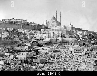 Égypte: La Citadelle de Saladin, le Caire (arabe: Qala 'à Salah ad-DIN), c. 1882. La Citadelle de Saladin du Caire est une fortification islamique médiévale au Caire, en Égypte. L'emplacement, qui fait partie de la colline de Muqattam près du centre du Caire, était autrefois célèbre pour sa brise fraîche et sa vue magnifique sur la ville. C'est maintenant un site historique préservé, avec des mosquées et des musées.la Citadelle a été fortifiée par le souverain Ayyubid Salah al-DIN (Saladin) entre 1176 et 1183 ce, pour la protéger des Croisés. Banque D'Images