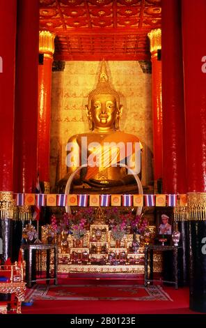 Thaïlande: Bouddha, Wat Phra That Chang Kham, Nan, Thaïlande du Nord. Wat Phra que Chang Kham a été construit au XIVe siècle. Nan date du milieu du 14ème siècle et pendant une grande partie de son histoire était un royaume isolé. La ville actuelle s'étend le long de la rive droite de la rivière Nan. Banque D'Images