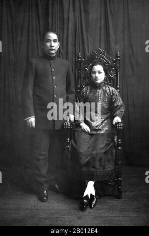 Chine : Song Qingling (1892-1981), première femme présidente et présidente de la République populaire de Chine, avec son mari, le Dr Sun Yat-sen (1866-1925), fondateur de la République chinoise (1912). Sun Yat-sen (12 novembre 1866 – 12 mars 1925) était un leader politique et révolutionnaire chinois. En tant que premier pionnier de la Chine nationaliste, Sun est souvent désigné comme le père fondateur de la Chine républicaine. Song Qingling (27 janvier 1893 – 29 mai 1981), également connue sous le nom de Madame Sun Yat-sen, était l'une des trois sœurs Song. Banque D'Images
