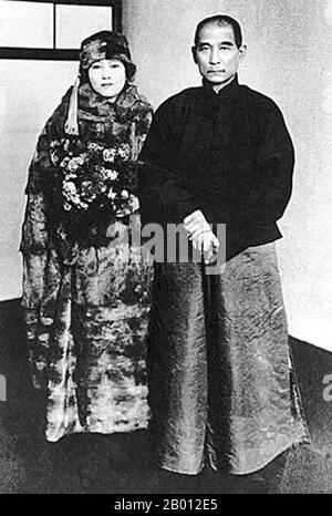 Chine : Song Qingling (1892-1981), première femme présidente et présidente de la République populaire de Chine, avec son mari, le Dr Sun Yat-sen (1866-1925), fondateur de la République chinoise (1912), début du XXe siècle. Sun Yat-sen (12 novembre 1866 – 12 mars 1925) était un leader politique et révolutionnaire chinois. En tant que premier pionnier de la Chine nationaliste, Sun est souvent désigné comme le père fondateur de la Chine républicaine. Song Qingling (27 janvier 1893 – 29 mai 1981), également connue sous le nom de Madame Sun Yat-sen, était l'une des trois sœurs Song. Banque D'Images