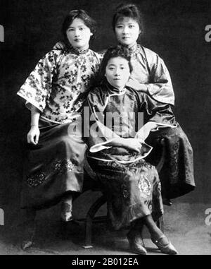 Chine : les Soong Sisters, Qingling, Soig et Meiling, Shanghai, 1917. Les Soong Sisters (Songjia Jiemei, ou « Song Household Sisters ») étaient trois femmes Hakka chinoises qui, avec leur mari, étaient parmi les figures politiques les plus importantes de la Chine du XXe siècle. Ils ont chacun joué un rôle majeur en influençant leur mari, ce qui, avec leurs propres positions de pouvoir, a finalement changé le cours de l'histoire chinoise. Banque D'Images