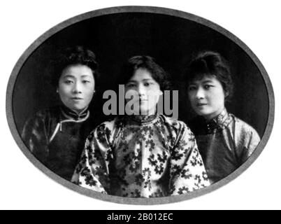 Chine : les Soong Sisters, Qingling, Soig et Meiling, Shanghai, 1917. Les Soong Sisters (Songjia Jiemei, ou « Song Household Sisters ») étaient trois femmes Hakka chinoises qui, avec leur mari, étaient parmi les figures politiques les plus importantes de la Chine du XXe siècle. Ils ont chacun joué un rôle majeur en influençant leur mari, ce qui, avec leurs propres positions de pouvoir, a finalement changé le cours de l'histoire chinoise. Banque D'Images