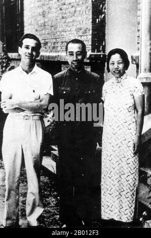 Chine: Edgar Snow avec Zhou Enlai et la femme de ce dernier, Deng Yingchao, c. 1938. Edgar Snow (17 juillet 1905 à Kansas City, Missouri – 15 février 1972 à Genève) était un journaliste américain connu pour ses livres et articles sur le communisme en Chine et la révolution communiste chinoise. Il est considéré comme le premier journaliste occidental à avoir interrogé le dirigeant communiste chinois Mao Tsé-toung, et est surtout connu pour le Red Star Over China (1937), un récit du mouvement communiste chinois depuis sa fondation jusqu'à la fin des années 1930. Banque D'Images