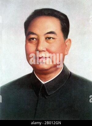 Chine : Hua Guofeng (1921-2008), Premier ministre de la République populaire de Chine (1976-1980). Su Zhu, mieux connu par le nom de guerre Hua Guofeng (16 février 1921 – 20 août 2008), fut le successeur désigné de Mao Zedong comme le leader suprême du Parti communiste chinois et de la République populaire de Chine. À la mort de Zhou Enlai en 1976, il lui succéda comme deuxième Premier ministre de la République populaire de Chine. Quelques mois plus tard, Mao mourut, et Hua succéda à Mao en tant que président du Parti communiste chinois, à la surprise et à la consternation de Jiang Qing et du reste de la bande des quatre. Banque D'Images
