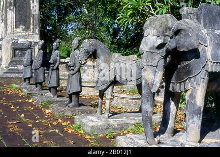 Vietnam: Statues de gardien de pierre à la tombe de l'empereur Dong Khanh, Hue. L'empereur Đồng Khánh (également connu sous le nom de Nguyễn Phúc Ưng Kỷ; 19 février 1864 - 28 janvier 1889) était le 9e empereur de la dynastie Nguyễn du Vietnam. Il régna 3 ans entre 1885 et 1889, et fut considéré comme l'un des empereurs les plus méprisés de son époque. Hue fut la capitale impériale de la dynastie Nguyen entre 1802 et 1945. Les tombes de plusieurs empereurs se trouvent dans et autour de la ville et le long de la rivière des parfums. Hue est un site classé au patrimoine mondial de l'UNESCO. Banque D'Images