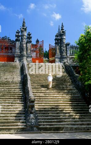 Vietnam: Escalier menant à la tombe de l'empereur Khai Dinh, Hue. L'empereur Khải Định (8 octobre 1885 – 6 novembre 1925) était le 12e empereur de la dynastie Nguyễn au Vietnam. Son nom à la naissance était Prince Nguyễn Phúc Bửu Đảo. Il était le fils de l'empereur Đồng Khánh, mais il ne lui succéda pas immédiatement. Il a régné seulement neuf ans: 1916 - 1925. Hue fut la capitale impériale de la dynastie Nguyen entre 1802 et 1945. Les tombes de plusieurs empereurs se trouvent dans et autour de la ville et le long de la rivière des parfums. Hue est un site classé au patrimoine mondial de l'UNESCO. Banque D'Images