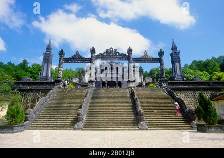 Vietnam: Escalier menant à la tombe de l'empereur Khai Dinh, Hue. L'empereur Khải Định (8 octobre 1885 – 6 novembre 1925) était le 12e empereur de la dynastie Nguyễn au Vietnam. Son nom à la naissance était Prince Nguyễn Phúc Bửu Đảo. Il était le fils de l'empereur Đồng Khánh, mais il ne lui succéda pas immédiatement. Il a régné seulement neuf ans: 1916 - 1925. Hue fut la capitale impériale de la dynastie Nguyen entre 1802 et 1945. Les tombes de plusieurs empereurs se trouvent dans et autour de la ville et le long de la rivière des parfums. Hue est un site classé au patrimoine mondial de l'UNESCO. Banque D'Images