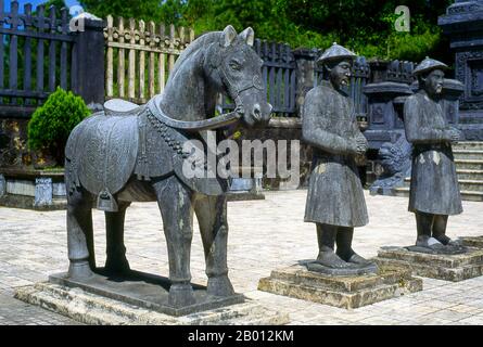 Vietnam : soldats en pierre qui gardaient la tombe de l'empereur Khai Dinh, Hue. L'empereur Khải Định (8 octobre 1885 – 6 novembre 1925) était le 12e empereur de la dynastie Nguyễn au Vietnam. Son nom à la naissance était Prince Nguyễn Phúc Bửu Đảo. Il était le fils de l'empereur Đồng Khánh, mais il ne lui succéda pas immédiatement. Il a régné seulement neuf ans: 1916 - 1925. Hue fut la capitale impériale de la dynastie Nguyen entre 1802 et 1945. Les tombes de plusieurs empereurs se trouvent dans et autour de la ville et le long de la rivière des parfums. Hue est un site classé au patrimoine mondial de l'UNESCO. Banque D'Images