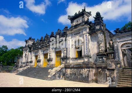 Vietnam : le palais Khai Thanh à la tombe de l'empereur Khai Dinh, Hue. L'empereur Khải Định (8 octobre 1885 – 6 novembre 1925) était le 12e empereur de la dynastie Nguyễn au Vietnam. Son nom à la naissance était Prince Nguyễn Phúc Bửu Đảo. Il était le fils de l'empereur Đồng Khánh, mais il ne lui succéda pas immédiatement. Il a régné seulement neuf ans: 1916 - 1925. Hue fut la capitale impériale de la dynastie Nguyen entre 1802 et 1945. Les tombes de plusieurs empereurs se trouvent dans et autour de la ville et le long de la rivière des parfums. Hue est un site classé au patrimoine mondial de l'UNESCO. Banque D'Images