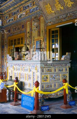 Vietnam : autel dans le palais Khai Thanh à la tombe de l'empereur Khai Dinh, Hue. L'empereur Khải Định (8 octobre 1885 – 6 novembre 1925) était le 12e empereur de la dynastie Nguyễn au Vietnam. Son nom à la naissance était Prince Nguyễn Phúc Bửu Đảo. Il était le fils de l'empereur Đồng Khánh, mais il ne lui succéda pas immédiatement. Il a régné seulement neuf ans: 1916 - 1925. Hue fut la capitale impériale de la dynastie Nguyen entre 1802 et 1945. Les tombes de plusieurs empereurs se trouvent dans et autour de la ville et le long de la rivière des parfums. Hue est un site classé au patrimoine mondial de l'UNESCO. Banque D'Images