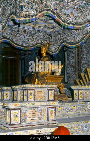 Vietnam : statue de l'empereur Khai Dinh dans le palais Khai Thanh, tombe de l'empereur Khai Dinh, Hue. L'empereur Khải Định (8 octobre 1885 – 6 novembre 1925) était le 12e empereur de la dynastie Nguyễn au Vietnam. Son nom à la naissance était Prince Nguyễn Phúc Bửu Đảo. Il était le fils de l'empereur Đồng Khánh, mais il ne lui succéda pas immédiatement. Il a régné seulement neuf ans: 1916 - 1925. Hue fut la capitale impériale de la dynastie Nguyen entre 1802 et 1945. Les tombes de plusieurs empereurs se trouvent dans et autour de la ville et le long de la rivière des parfums. Hue est un site classé au patrimoine mondial de l'UNESCO. Banque D'Images