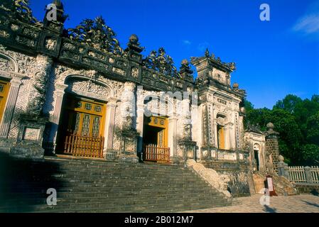 Vietnam : le palais Khai Thanh à la tombe de l'empereur Khai Dinh, Hue. L'empereur Khải Định (8 octobre 1885 – 6 novembre 1925) était le 12e empereur de la dynastie Nguyễn au Vietnam. Son nom à la naissance était Prince Nguyễn Phúc Bửu Đảo. Il était le fils de l'empereur Đồng Khánh, mais il ne lui succéda pas immédiatement. Il a régné seulement neuf ans: 1916 - 1925. Hue fut la capitale impériale de la dynastie Nguyen entre 1802 et 1945. Les tombes de plusieurs empereurs se trouvent dans et autour de la ville et le long de la rivière des parfums. Hue est un site classé au patrimoine mondial de l'UNESCO. Banque D'Images