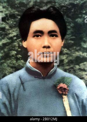 Chine : Mao Zedong (1893-1976) à Shanghai, 1924. Mao Zedong, également orthographié Mao Tse-tung (26 décembre 1893 – 9 septembre 1976), était un révolutionnaire communiste chinois, stratège de la guérilla, auteur, théoricien politique et chef de la Révolution chinoise. Communément appelé le président Mao, il fut l'architecte de la République populaire de Chine (RPC) depuis sa création en 1949, et a exercé un contrôle autoritaire sur la nation jusqu'à sa mort en 1976. Sa contribution théorique au marxisme-léninisme, ainsi que ses stratégies militaires et ses politiques, sont connues sous le nom de maoïsme. Banque D'Images