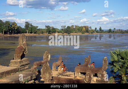 Cambodge: Le réservoir Srah Srang à l'est de Banteay Kdei, Angkor. Srah Srang (Pool of Ablutions) a été creusé pour la première fois au milieu du 10ème siècle par Kavindrarimathana, un ministre de Rajendravarman II Il a ensuite été modifié vers 1200 par Jayavarman VII, qui a ajouté la scène d'atterrissage laterite sur son côté ouest. Banque D'Images