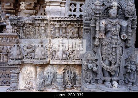 Inde: Temple de Chennakesava, Somnathpura, près de Mysore, Karnataka. Le temple de Chennakesava est l'un des plus beaux exemples de l'architecture de Hoysala. Ce temple a été construit par Soma, un Dandanayaka (commandant) en 1268 sous le roi Hoysala Narasimha III, lorsque l'empire Hoysala était la principale puissance de l'Inde du Sud. L'Empire Hoysala était un important empire de Kannadiga sud-indien qui régnait sur la majeure partie de l'état moderne du Karnataka entre le 10ème et le 14ème siècles. Banque D'Images