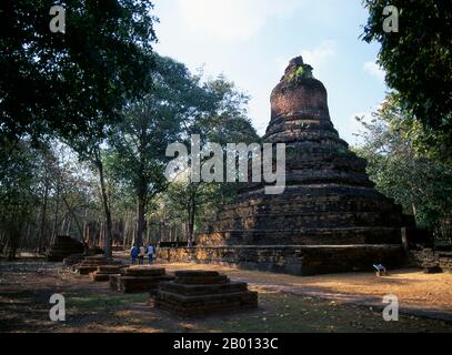 Thaïlande: Chedi près de Wat Sri Iriyabot, Parc historique de Kamphaeng Phet. Le parc historique de Kamphaeng Phet, dans le centre de la Thaïlande, faisait autrefois partie du Royaume de Sukhothai qui a prospéré au XIIIe et au XIVe siècle. Le Royaume de Sukhothai était le premier des royaumes thaïlandais. Banque D'Images