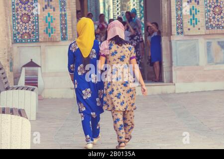 Les filles en costume national de l'Ouzbékistan Banque D'Images