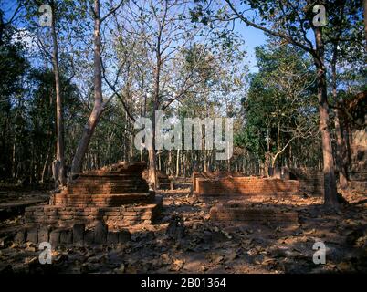 Thaïlande : ruines du temple au parc historique de Kamphaeng Phet. Le parc historique de Kamphaeng Phet, dans le centre de la Thaïlande, faisait autrefois partie du Royaume de Sukhothai qui a prospéré au XIIIe et au XIVe siècle. Le Royaume de Sukhothai était le premier des royaumes thaïlandais. Banque D'Images