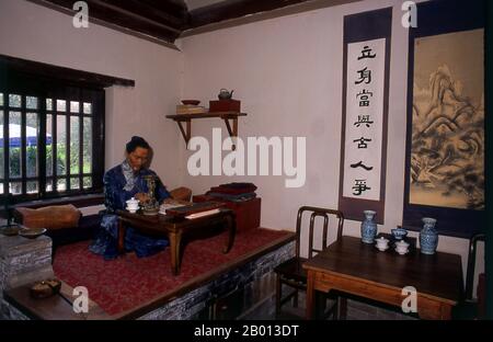 Chine : les anciens logements utilisés par les généraux et leurs familles montrent maintenant des tableaux de vie à l'époque de la dynastie Ming, au fort de Jiayuguan, à Jiayuguan, à Gansu. Jiayuguan, le «premier et plus grand passage sous le ciel», a été achevé en 1372 sur les ordres de Zhu Yuanzhang, le premier empereur Ming (1368-98), à marquer la fin de la Grande Muraille de Ming. C’était aussi les limites mêmes de la civilisation chinoise et les débuts des terres «barbares» extérieures. Pendant des siècles, le fort n'était pas seulement d'importance stratégique pour les Chinois Han, mais aussi d'importance culturelle. Banque D'Images