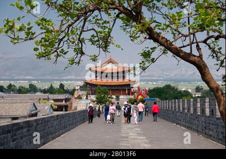 Chine : gens sur les murs près de Tonghaimen (porte sud), la vieille ville, Dali, Yunnan. Dali est l'ancienne capitale du Royaume de Bai Nanzhao, qui a prospéré dans la région au cours des 8e et 9e siècles, et du Royaume de Dali, qui a régné de 937 à 1253. Situé dans une partie autrefois fortement musulmane de la Chine du Sud, Dali a également été le centre de la rébellion de Panthay contre la dynastie Qing impériale régnante de 1856 à 1863. La vieille ville a été construite pendant le règne de l'empereur Honngu de la dynastie Ming (1368–1398). Banque D'Images