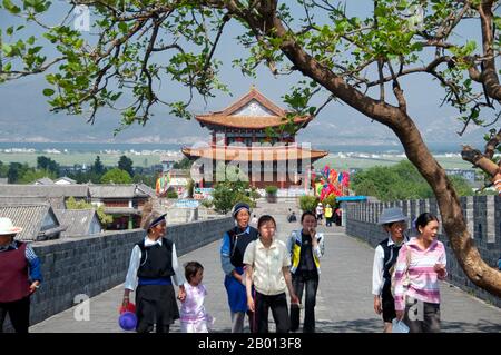 Chine : gens sur les murs près de Tonghaimen (porte sud), la vieille ville, Dali, Yunnan. Dali est l'ancienne capitale du Royaume de Bai Nanzhao, qui a prospéré dans la région au cours des 8e et 9e siècles, et du Royaume de Dali, qui a régné de 937 à 1253. Situé dans une partie autrefois fortement musulmane de la Chine du Sud, Dali a également été le centre de la rébellion de Panthay contre la dynastie Qing impériale régnante de 1856 à 1863. La vieille ville a été construite pendant le règne de l'empereur Honngu de la dynastie Ming (1368–1398). Banque D'Images