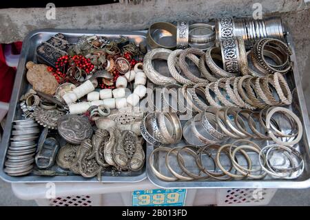 Chine : l'argenterie au marché de Jade et de l'artisanat juste à côté de Fuxing lu, la rue principale de la vieille ville, Dali. Dali est l'ancienne capitale du royaume de Bai de Nanzhao, qui a prospéré dans la région au cours des 8e et 9e siècles, et du Royaume de Dali, qui a régné de 937 à 1253. Situé dans une partie autrefois fortement musulmane de la Chine du Sud, Dali a également été le centre de la rébellion de Panthay contre la dynastie Qing impériale régnante de 1856 à 1863. Banque D'Images
