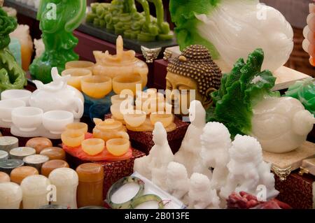 Chine : marché de jade et d'artisanat juste à côté de Fuxing lu, la rue principale de la vieille ville, Dali. Dali est l'ancienne capitale du royaume de Bai de Nanzhao, qui a prospéré dans la région au cours des 8e et 9e siècles, et du Royaume de Dali, qui a régné de 937 à 1253. Situé dans une partie autrefois fortement musulmane de la Chine du Sud, Dali a également été le centre de la rébellion de Panthay contre la dynastie Qing impériale régnante de 1856 à 1863. Banque D'Images