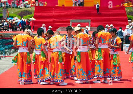 Chine : troupe de danse Bai, festival de musique et de danse Bai à San Ta si (trois pagodas), Dali, Yunnan. Le Bai ou le Bai est l'un des 56 groupes ethniques officiellement reconnus par la République populaire de Chine. Les Bai vivent principalement dans les provinces du Yunnan (région de Dali), et dans les provinces voisines de Guizhou (région de Bijie) et de Hunan (région de Sangzhi). Dali est l'ancienne capitale du Royaume de Bai Nanzhao, qui a prospéré dans la région au cours des 8e et 9e siècles, et du Royaume de Dali, qui a régné de 937 à 1253. Dali est situé dans une partie autrefois fortement musulmane de la Chine du Sud. Banque D'Images