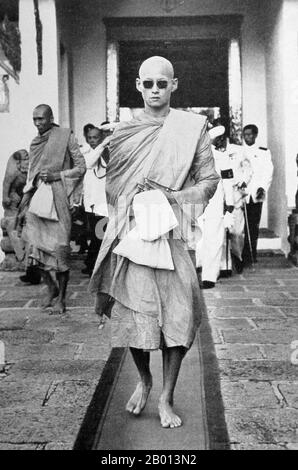 Thaïlande: Roi Rama IX, Bhumibol Adulyadej (5 décembre 1927 – 13 octobre 2016), 9e monarque de la dynastie Chakri, entrant dans le monarque pour 15 jours, octobre 1956. Bhumibol Adulyadej (Phumiphon Adunyadet) était le 9e roi de Thaïlande. Il était connu sous le nom de Rama IX, et au sein de la famille royale thaïlandaise et de proches associés simplement comme Lek. Régnant depuis le 9 juin 1946, il était l'un des chefs d'État les plus longtemps au monde et le monarque le plus ancien de l'histoire thaïlandaise. Banque D'Images