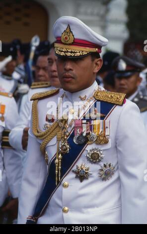 Thaïlande: Roi Rama X, Vajiralongkorn (28 juillet 1952 - ), 10e monarque de la dynastie Chakri, 1987. Phra Bat Somdet Phra Paramendra Ramadhibodi Srisinra Maha Vajiralongkorn Mahisara Bhumibol Rajavarangkura Kitisirisumburna Adulyadej Sayamindrassiphieshra Rajavarodom Borommanat Pobitra Phra Vajira Klao Klao Sira et le Roi de Hua, plus connu comme le 9, le Roi de Birado, et le Roi de la Thaïlande, le Roi de Birado, le Roi de Yu, et le Roi de Biraj, le Roi de la Thaïlande. Il est monté sur le trône après la mort de son père, le 13 octobre 2016, et son couronnement remonte au 4-6 mai 2019, à l'âge de 64 ans. Banque D'Images