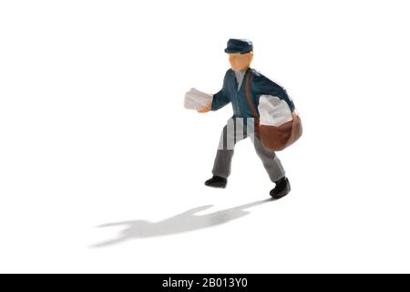 Mailman avec un sac de lettres miniatures, isolé sur fond blanc avec ombre Banque D'Images