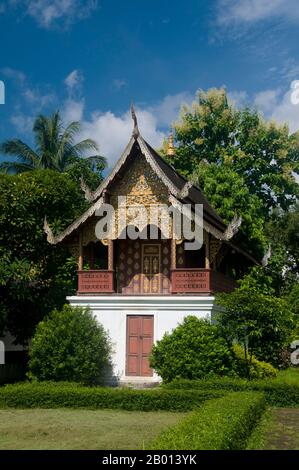 Thaïlande: Ho trai (bibliothèque), Wat Chiang Man, Chiang Mai. Wat Chiang Man (Chiang Mun) a été construit en 1297 EC et est considéré comme le plus ancien temple de Chiang Mai. Il a été construit sur l'endroit qui avait été utilisé par le roi Mangrai comme camp pendant la construction de sa nouvelle capitale Chiang Mai. Chiang Mai (signifiant « nouvelle ville »), parfois écrit comme « Chiengmai » ou « Chiangmai », est la ville la plus importante et la plus importante sur le plan culturel du nord de la Thaïlande. Le roi Mengrai fonda la ville de Chiang Mai en 1296, et il succéda à Chiang Rai comme capitale du royaume de Lanna. Banque D'Images