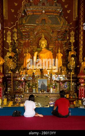 Thaïlande: Image de Bouddha dans le viharn principal, Wat Chiang Man, Chiang Mai. Wat Chiang Man (Chiang Mun) a été construit en 1297 EC et est considéré comme le plus ancien temple de Chiang Mai. Il a été construit sur l'endroit qui avait été utilisé par le roi Mangrai comme camp pendant la construction de sa nouvelle capitale Chiang Mai. Chiang Mai (signifiant « nouvelle ville »), parfois écrit comme « Chiengmai » ou « Chiangmai », est la ville la plus importante et la plus importante sur le plan culturel du nord de la Thaïlande. Le roi Mengrai fonda la ville de Chiang Mai en 1296, et il succéda à Chiang Rai comme capitale du royaume de Lanna. Banque D'Images