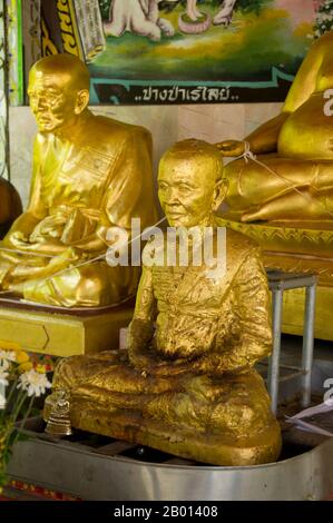 Thaïlande: Statue de l'abbé décédé, Wat Chiang Man, Chiang Mai. Wat Chiang Man (Chiang Mun) a été construit en 1297 EC et est considéré comme le plus ancien temple de Chiang Mai. Il a été construit sur l'endroit qui avait été utilisé par le roi Mangrai comme camp pendant la construction de sa nouvelle capitale Chiang Mai. Chiang Mai (signifiant « nouvelle ville »), parfois écrit comme « Chiengmai » ou « Chiangmai », est la ville la plus importante et la plus importante sur le plan culturel du nord de la Thaïlande. Le roi Mengrai fonda la ville de Chiang Mai en 1296, et il succéda à Chiang Rai comme capitale du royaume de Lanna. Banque D'Images