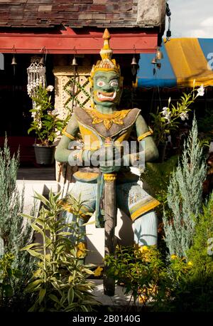 Thaïlande: Yaksa ou gardien de temple, Wat Phrathen Doi Kham, Chiang Mai. Wat Phrathat Doi Kham ou «Temple du Mont d'Or», est situé à Tambon Mae HIA, à environ 10 km au sud de la vieille ville de Chiang Mai, dans la lee de Doi Suthep. Les archives du Temple affirment que le temple remonte à plus de 1,300 ans ‘jusqu’à 687 ce’, pendant la période pré-LAN Na où la région était habitée par l’animatrice indigène Lawa. Chiang Mai (signifiant « nouvelle ville »), parfois écrit comme « Chiengmai » ou « Chiangmai », est la ville la plus importante et la plus importante sur le plan culturel du nord de la Thaïlande. Le roi Mengrai fonde la ville en 1296. Banque D'Images